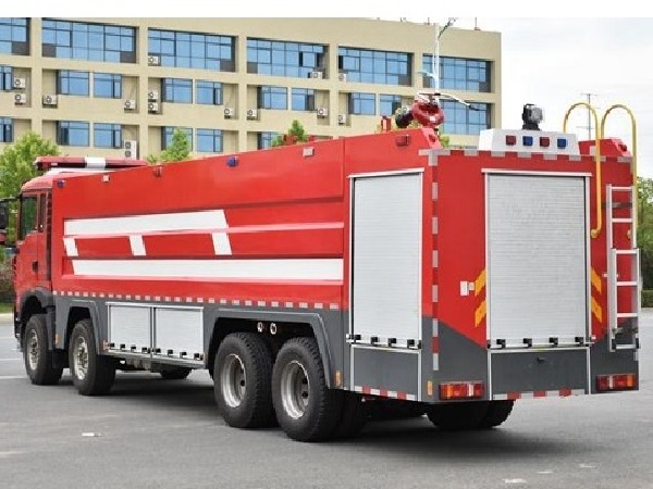 重汽豪沃25噸泡沫消防車
